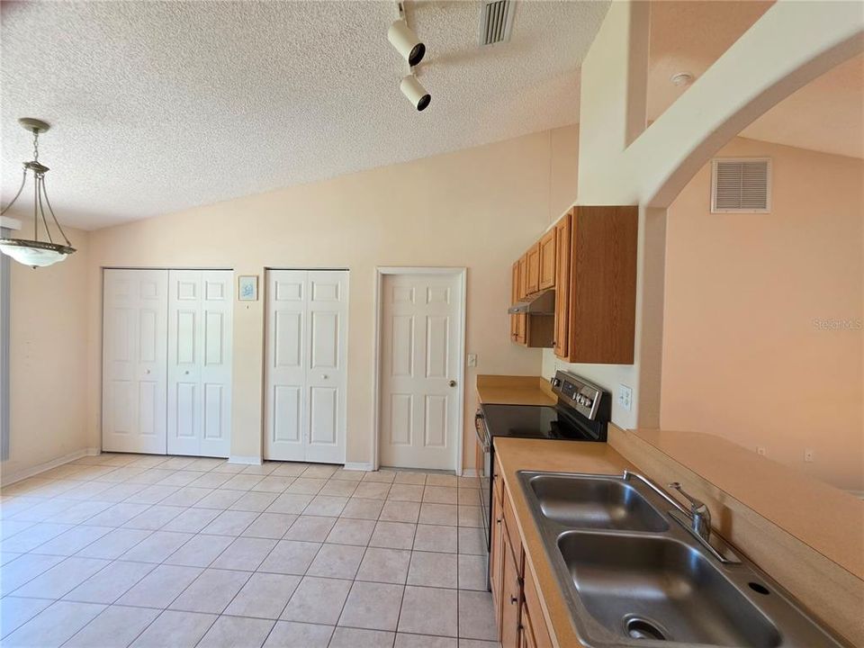 Active With Contract: $269,900 (3 beds, 2 baths, 1614 Square Feet)