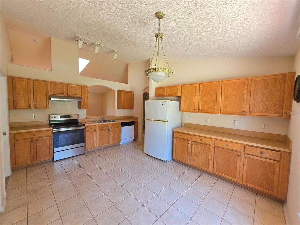 Active With Contract: $269,900 (3 beds, 2 baths, 1614 Square Feet)