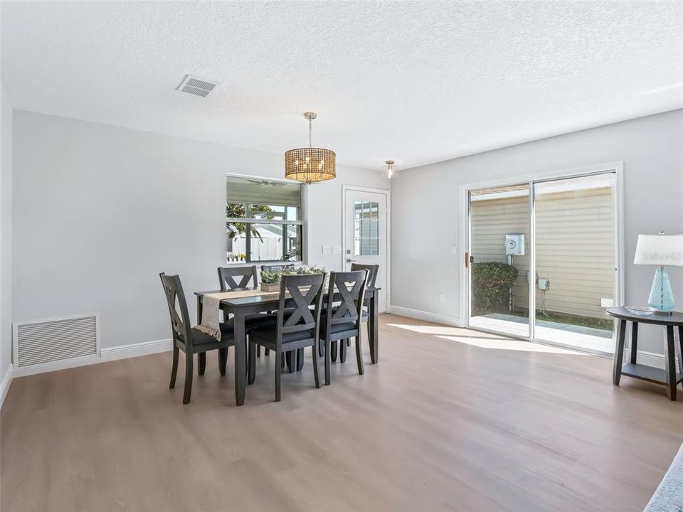 Activo con contrato: $325,000 (2 camas, 2 baños, 1156 Pies cuadrados)
