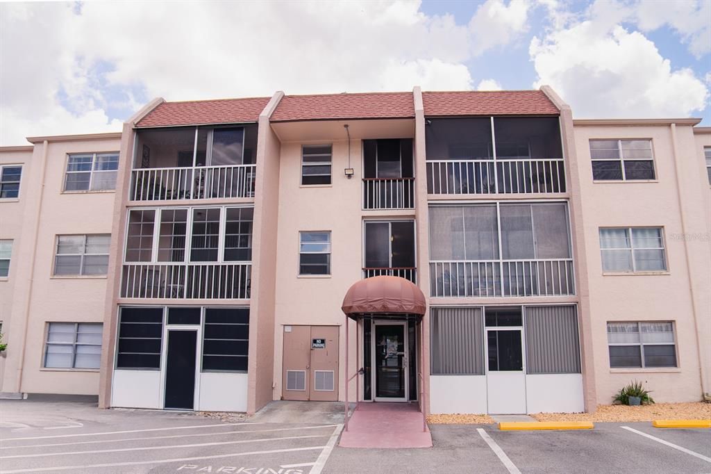 For Sale: $90,000 (1 beds, 1 baths, 703 Square Feet)