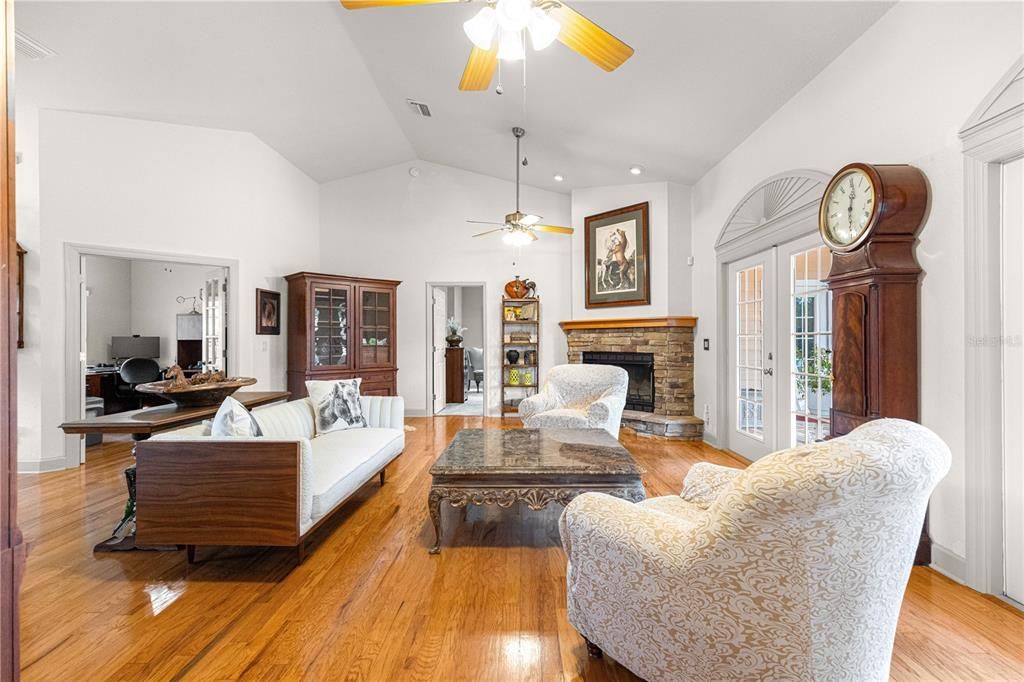 En Venta: $910,000 (4 camas, 2 baños, 2816 Pies cuadrados)