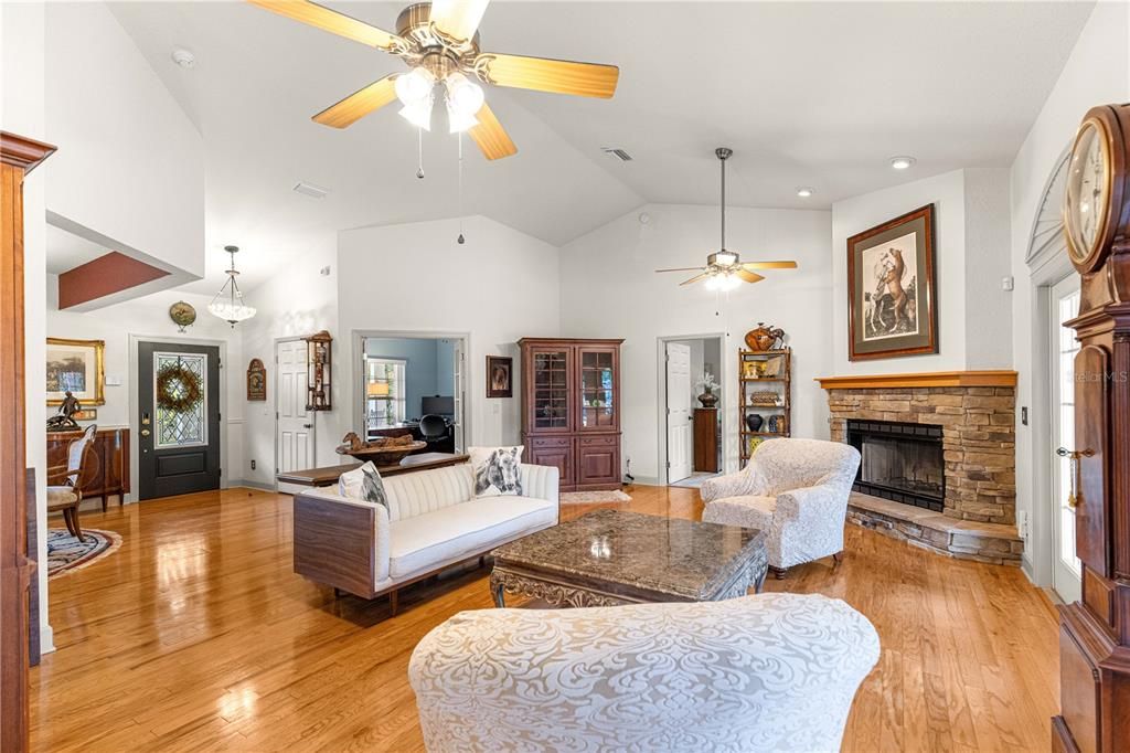 En Venta: $910,000 (4 camas, 2 baños, 2816 Pies cuadrados)