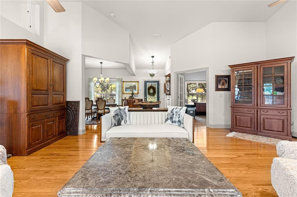 En Venta: $910,000 (4 camas, 2 baños, 2816 Pies cuadrados)