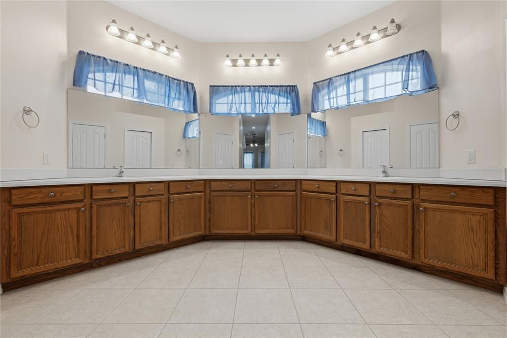 For Sale: $635,000 (4 beds, 2 baths, 2570 Square Feet)