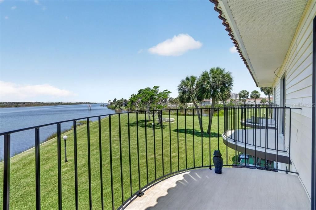 Active With Contract: $250,000 (2 beds, 2 baths, 1184 Square Feet)