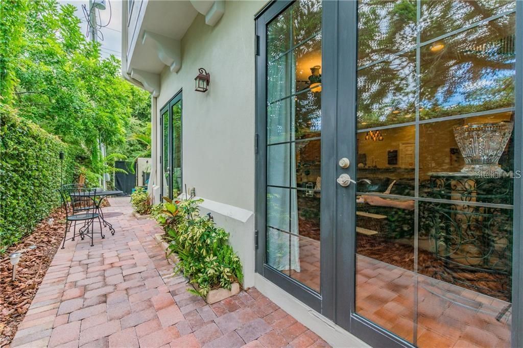 Active With Contract: $3,900 (3 beds, 2 baths, 1896 Square Feet)