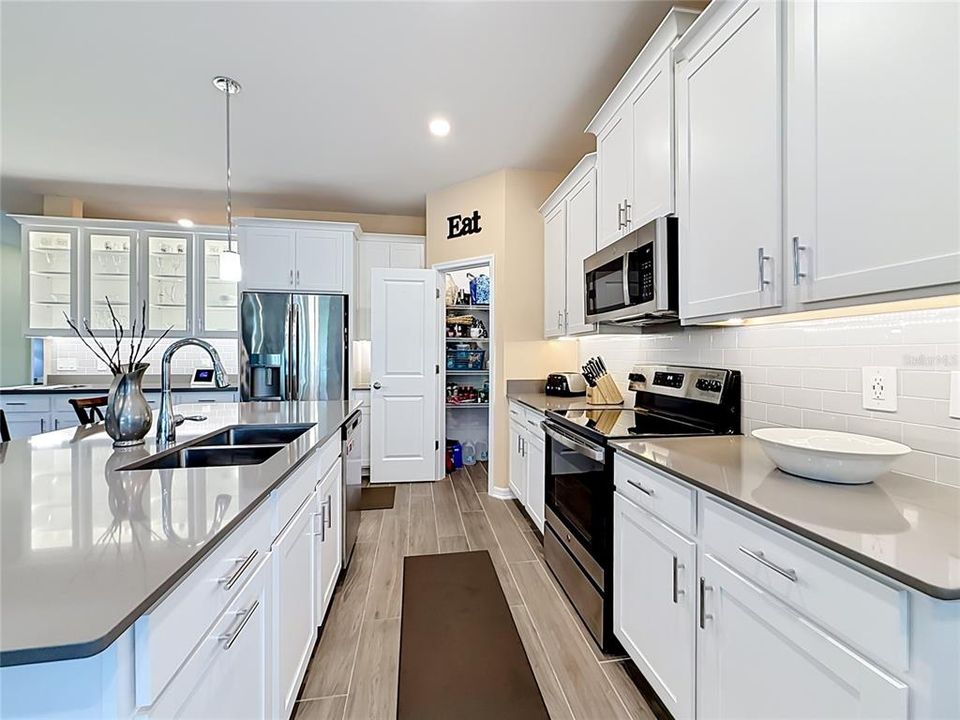 Active With Contract: $599,999 (5 beds, 3 baths, 3453 Square Feet)