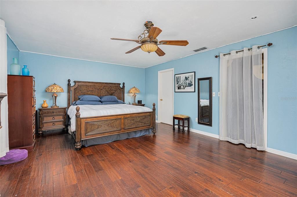 For Sale: $699,000 (4 beds, 4 baths, 2824 Square Feet)