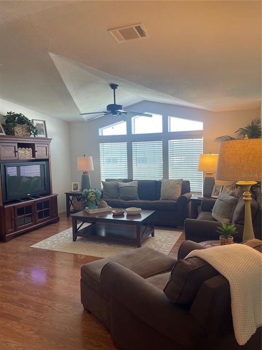 Active With Contract: $199,000 (2 beds, 2 baths, 1475 Square Feet)
