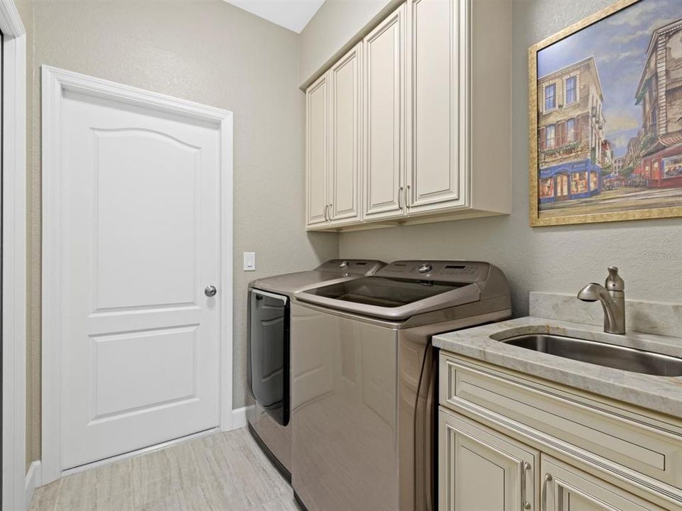For Rent: $3,200 (3 beds, 2 baths, 1979 Square Feet)