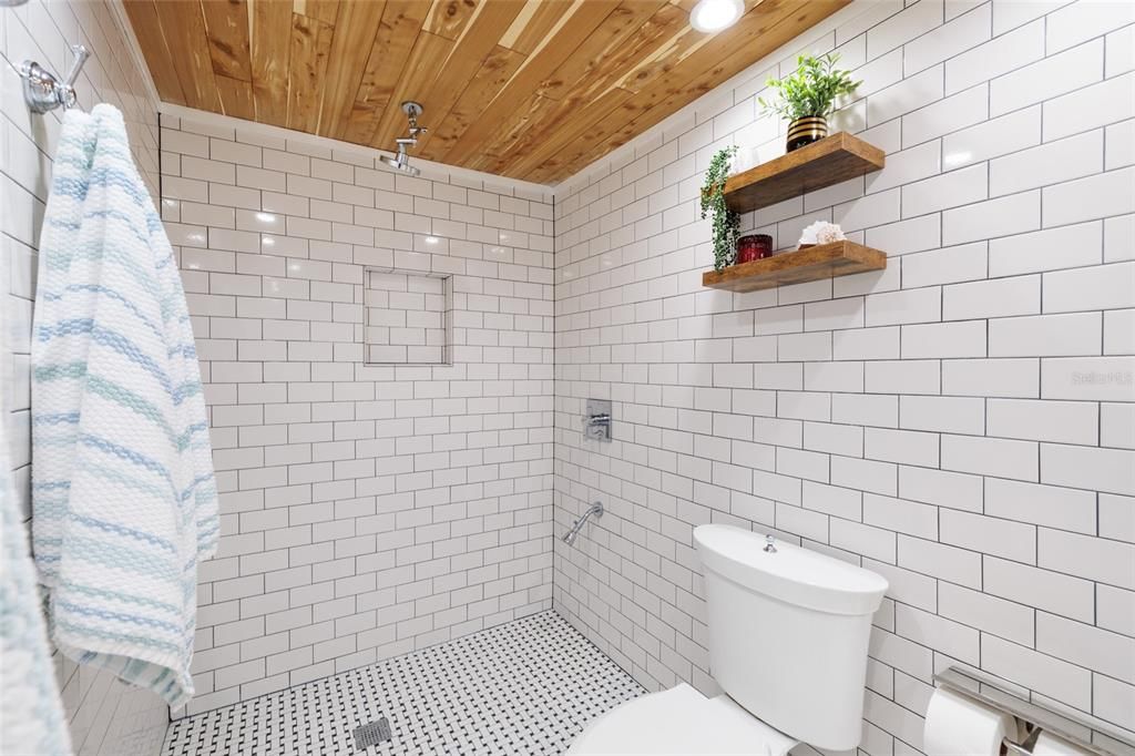 For Sale: $370,000 (1 beds, 1 baths, 1050 Square Feet)