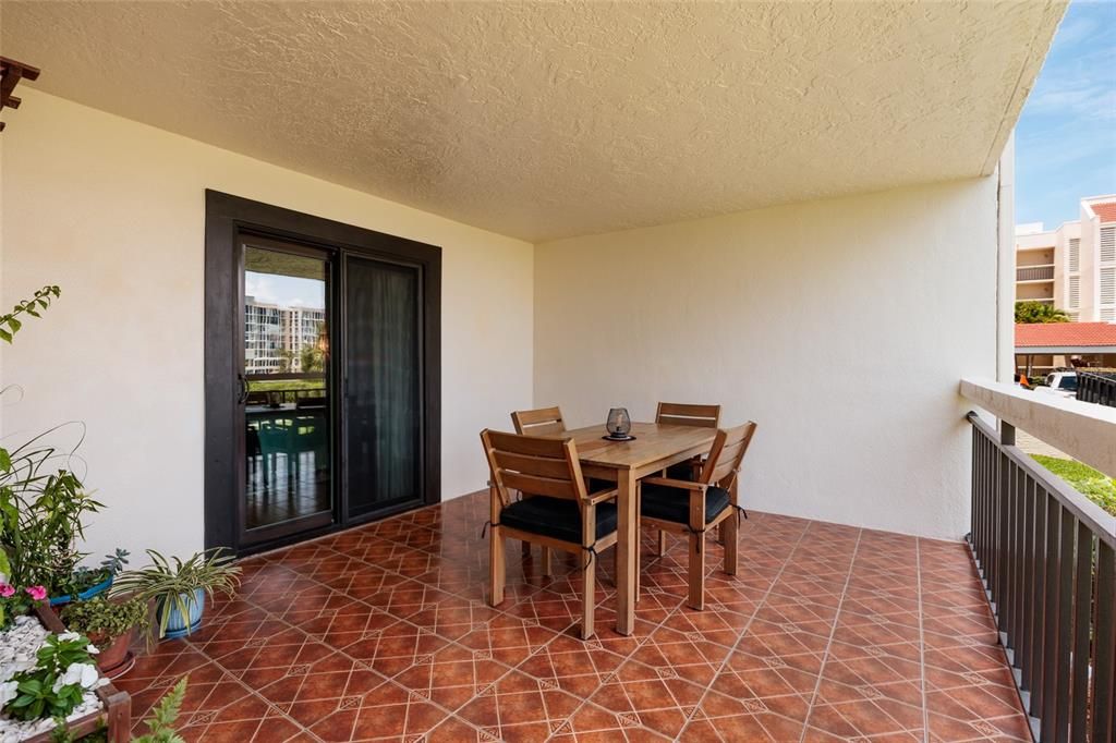 For Sale: $370,000 (1 beds, 1 baths, 1050 Square Feet)