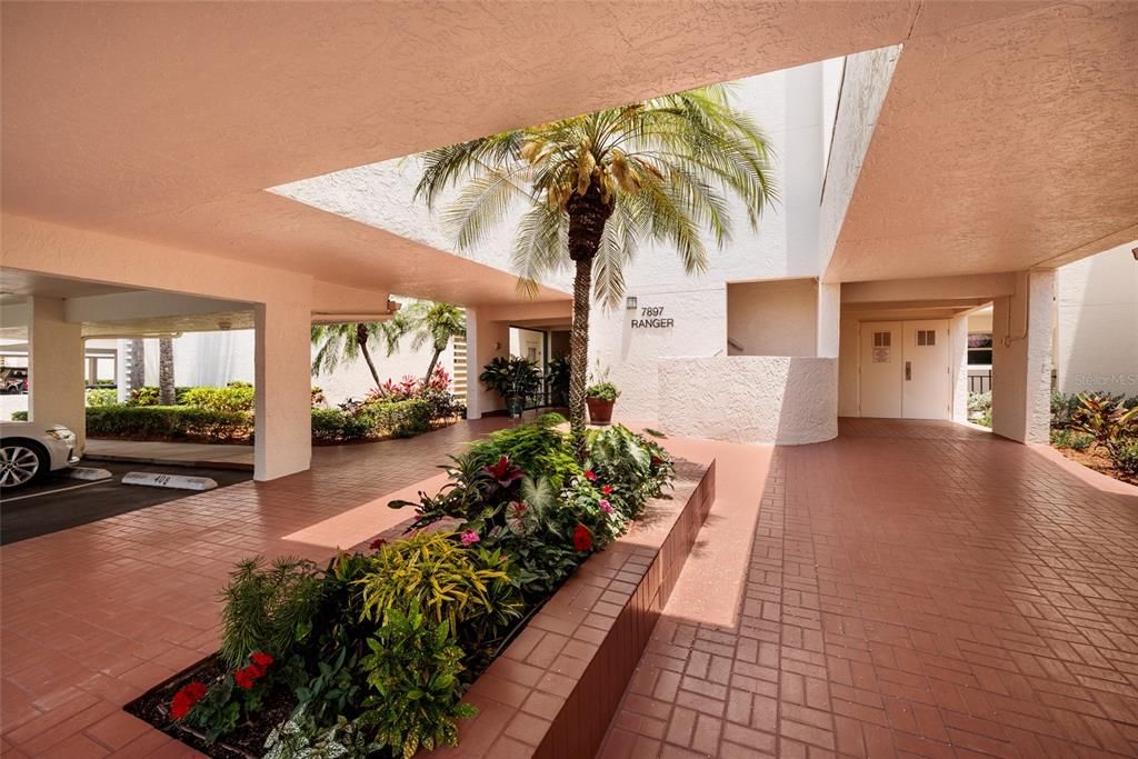 For Sale: $370,000 (1 beds, 1 baths, 1050 Square Feet)