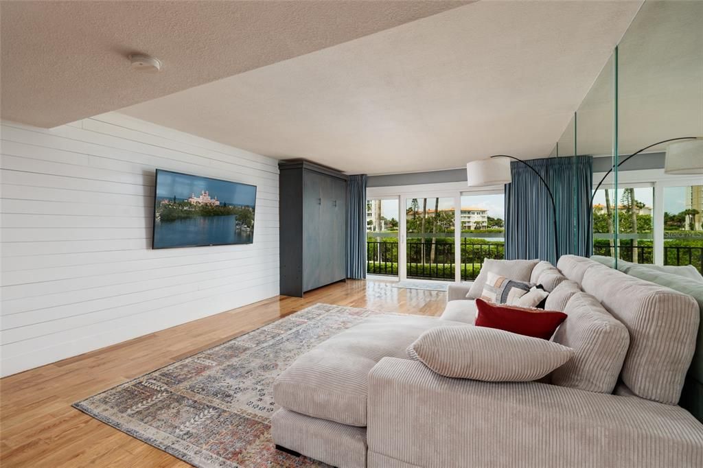 For Sale: $370,000 (1 beds, 1 baths, 1050 Square Feet)