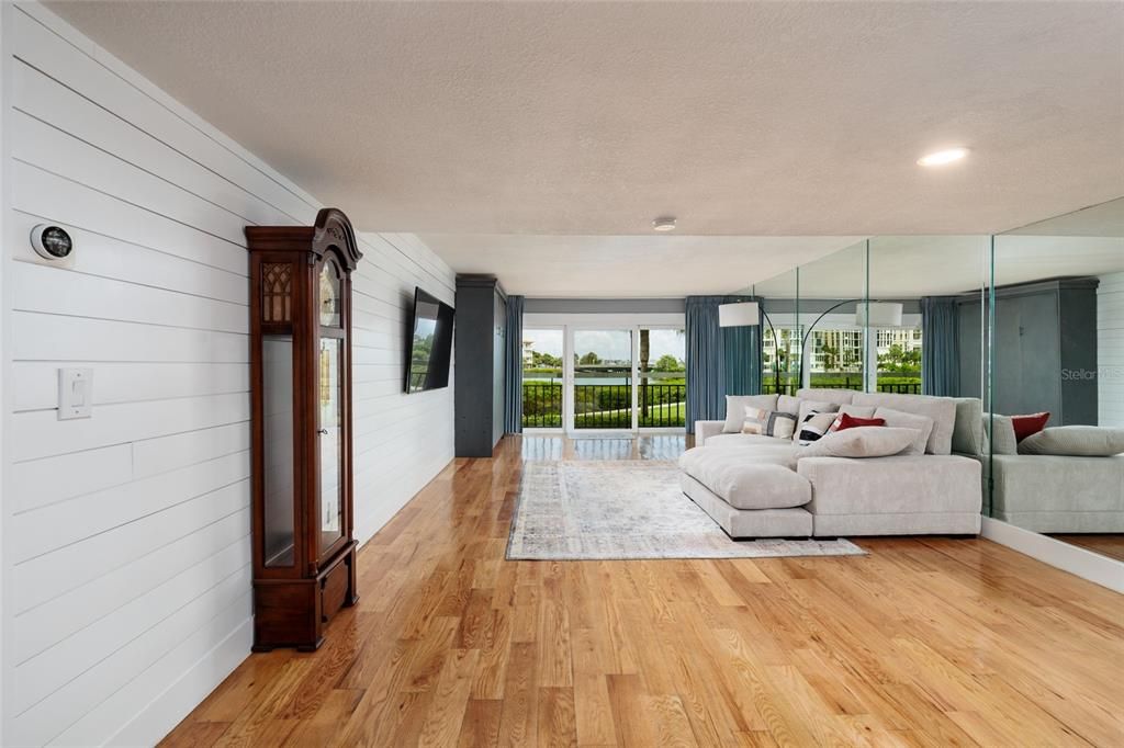 For Sale: $370,000 (1 beds, 1 baths, 1050 Square Feet)