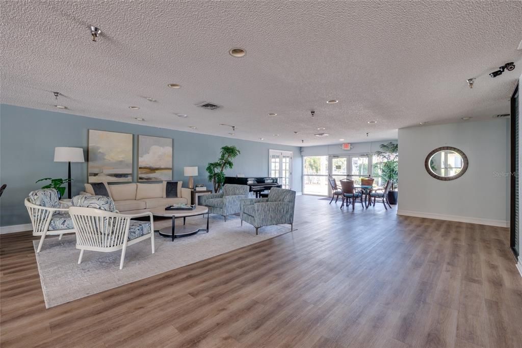 For Sale: $370,000 (1 beds, 1 baths, 1050 Square Feet)