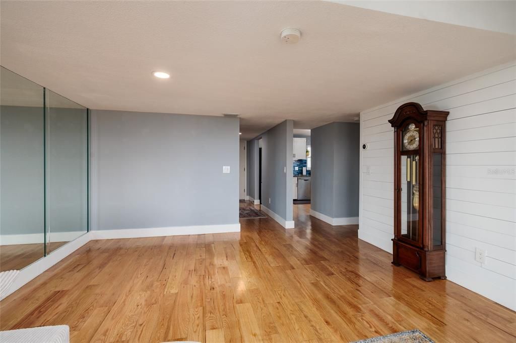For Sale: $370,000 (1 beds, 1 baths, 1050 Square Feet)