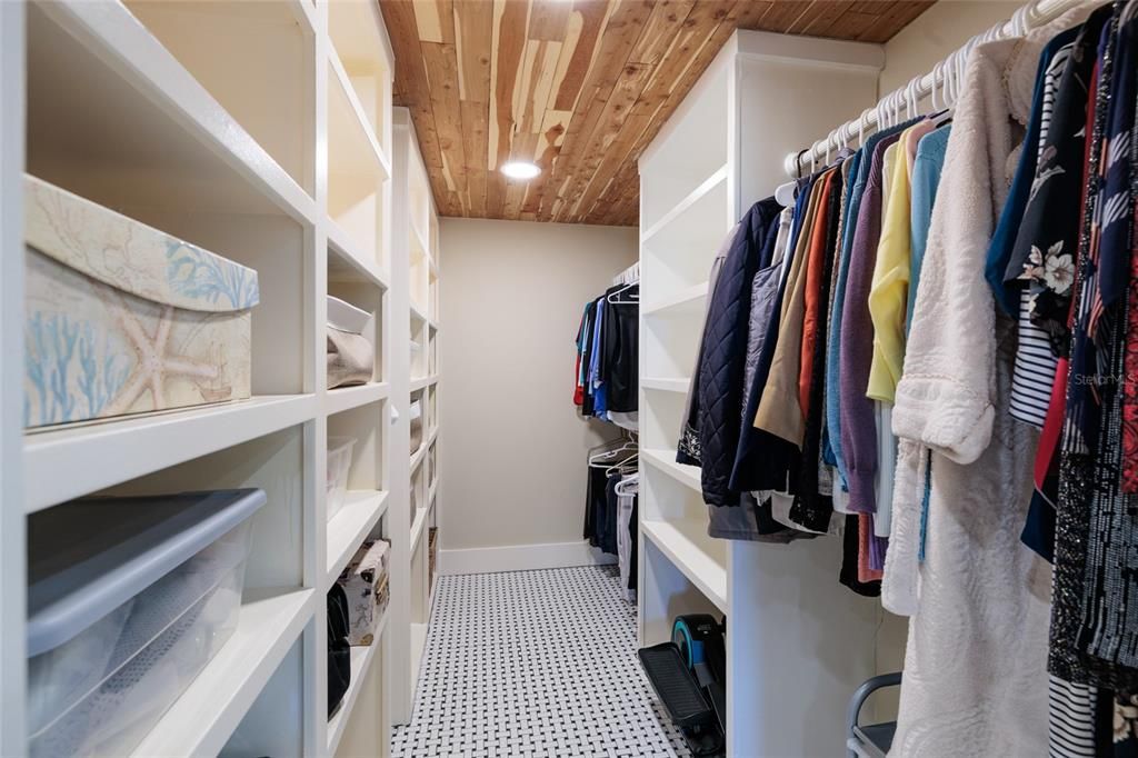 For Sale: $370,000 (1 beds, 1 baths, 1050 Square Feet)