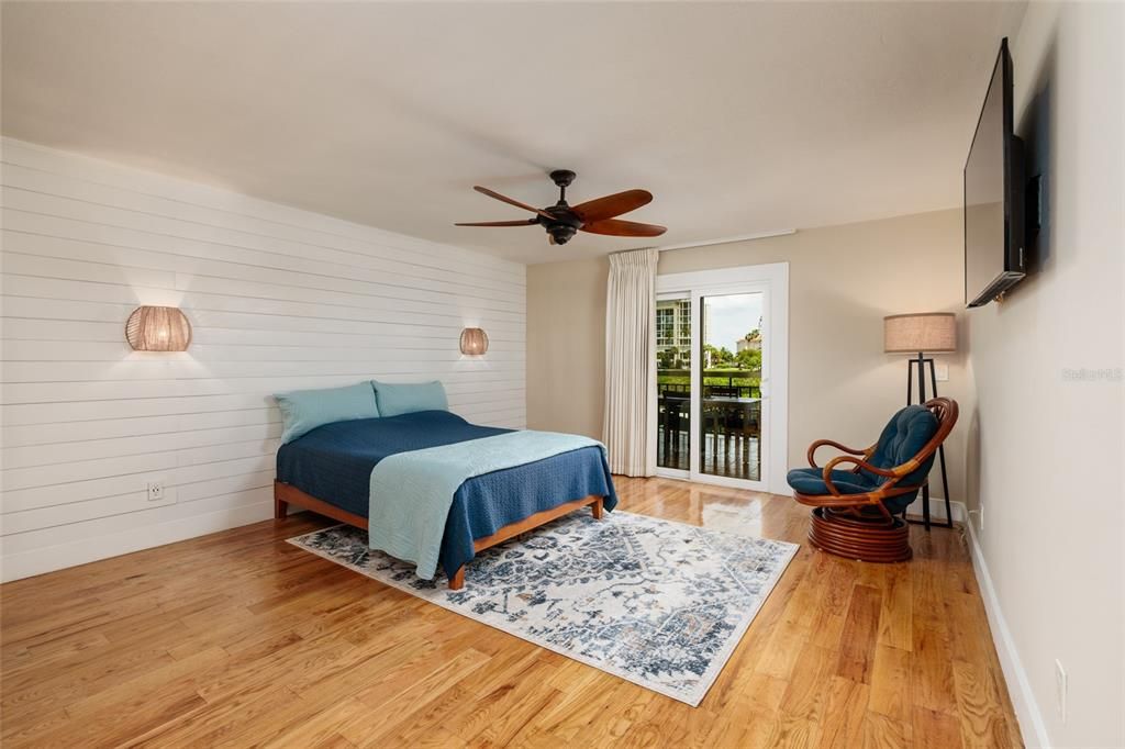For Sale: $370,000 (1 beds, 1 baths, 1050 Square Feet)