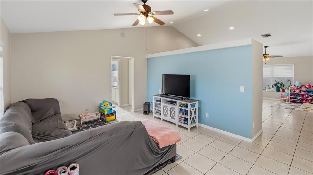 For Sale: $390,000 (3 beds, 2 baths, 1476 Square Feet)