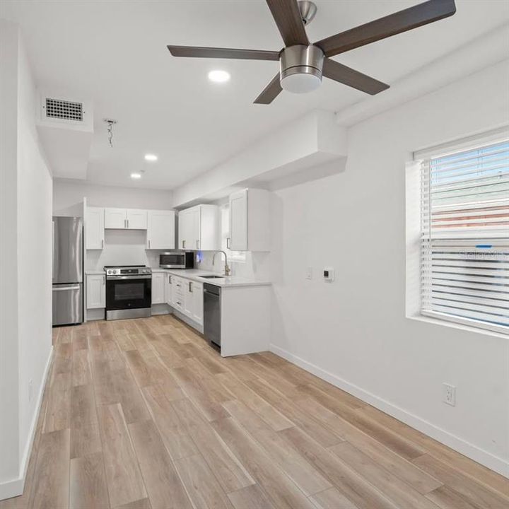 For Rent: $2,250 (2 beds, 1 baths, 700 Square Feet)