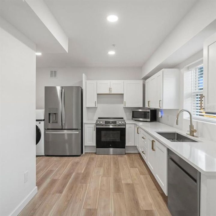 For Rent: $2,250 (2 beds, 1 baths, 700 Square Feet)