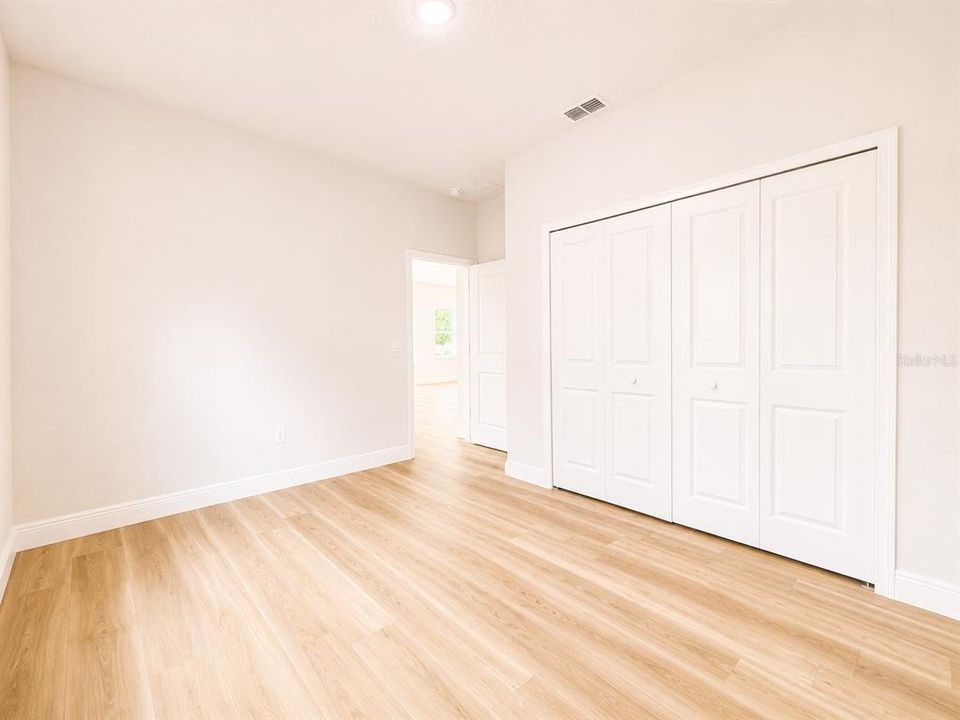 Под контрактом: $295,000 (4 спален, 2 ванн, 1833 Квадратных фут)