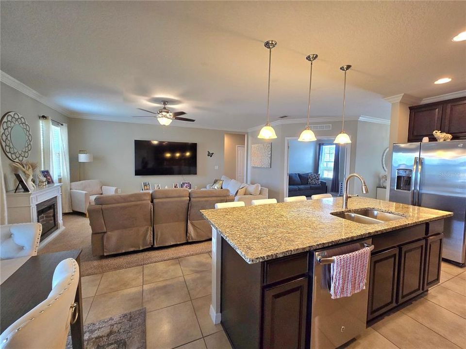 For Sale: $324,900 (3 beds, 2 baths, 1600 Square Feet)