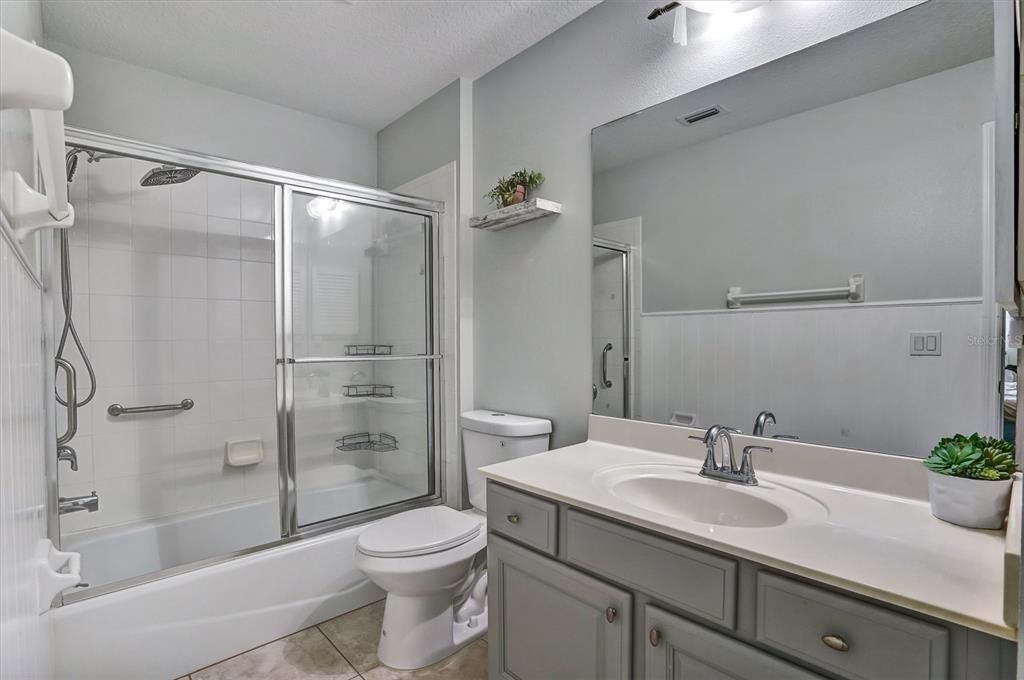 Activo con contrato: $389,000 (4 camas, 3 baños, 2102 Pies cuadrados)