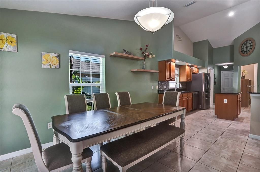 Activo con contrato: $389,000 (4 camas, 3 baños, 2102 Pies cuadrados)