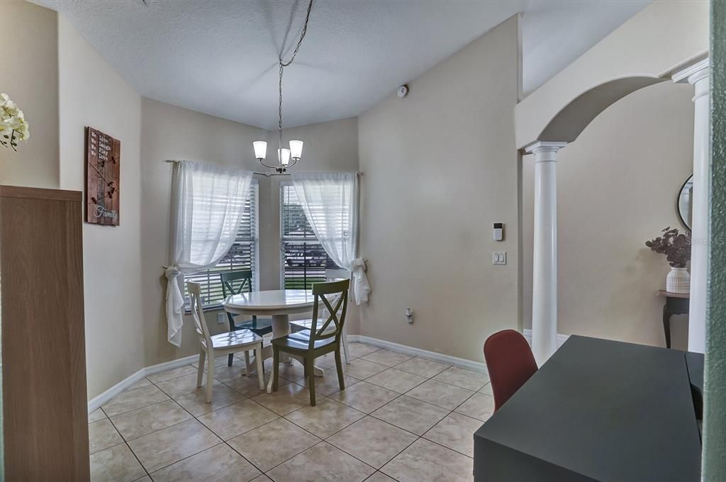 Activo con contrato: $389,000 (4 camas, 3 baños, 2102 Pies cuadrados)