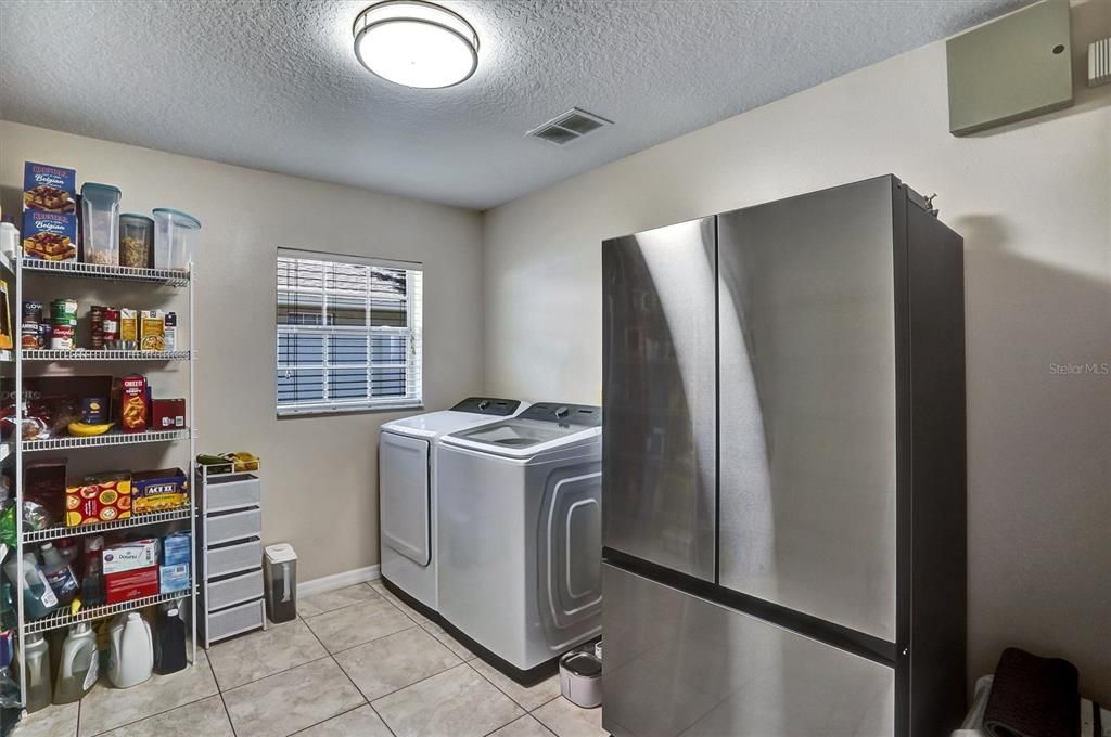 Activo con contrato: $389,000 (4 camas, 3 baños, 2102 Pies cuadrados)