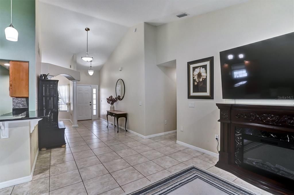 Activo con contrato: $389,000 (4 camas, 3 baños, 2102 Pies cuadrados)