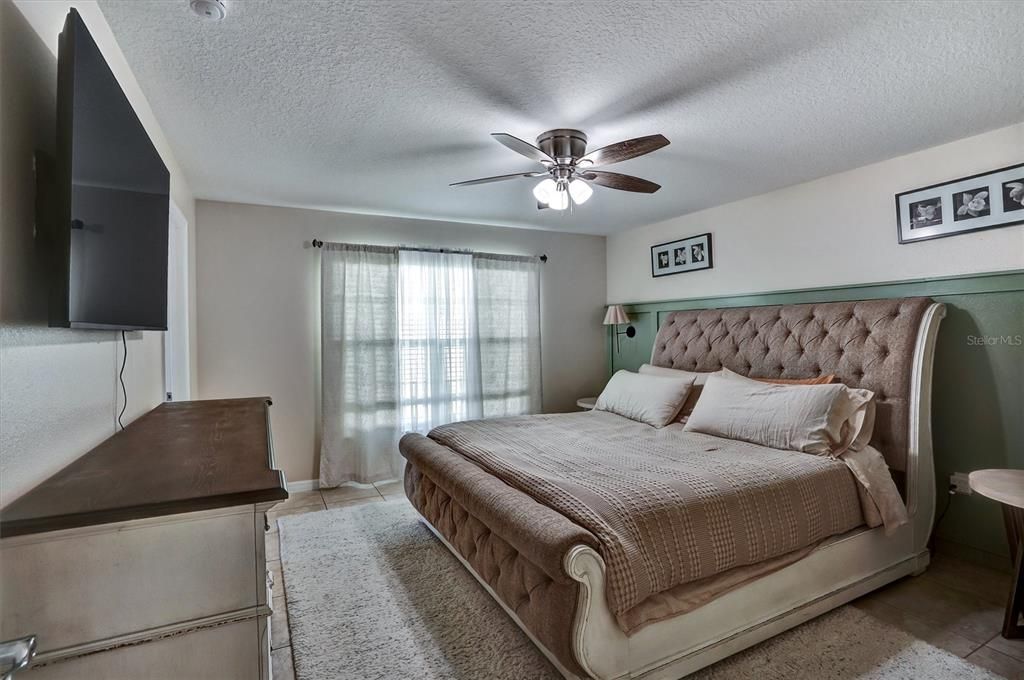Activo con contrato: $389,000 (4 camas, 3 baños, 2102 Pies cuadrados)