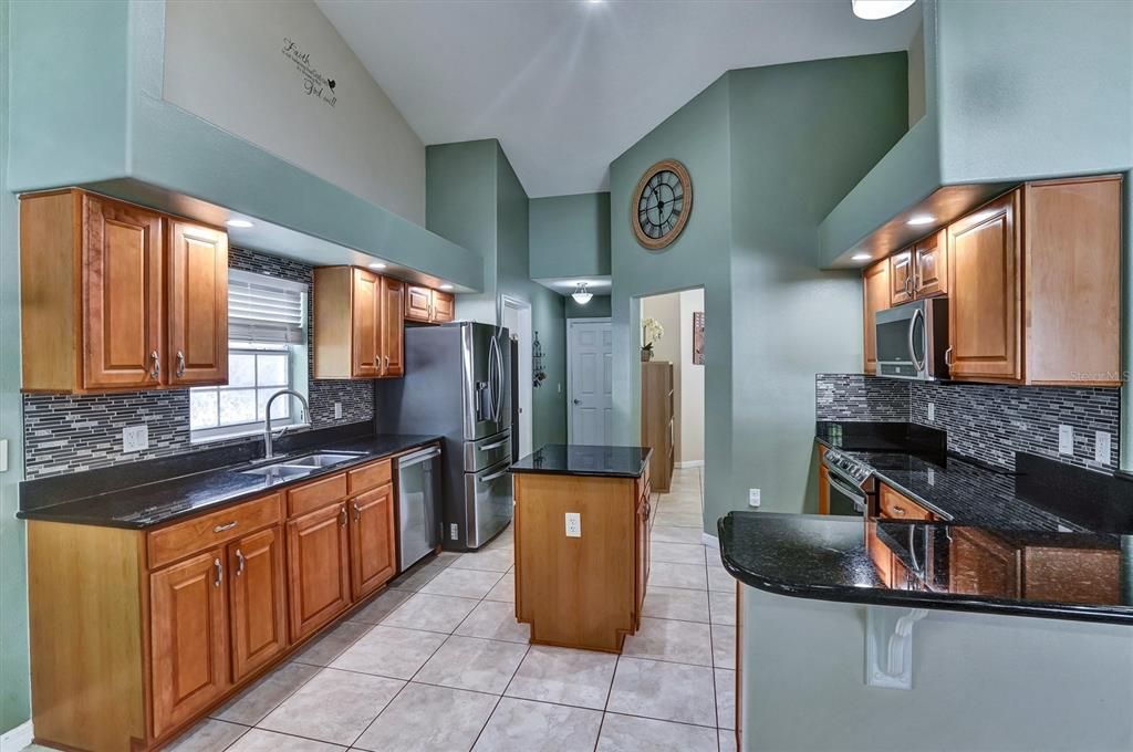 Activo con contrato: $389,000 (4 camas, 3 baños, 2102 Pies cuadrados)