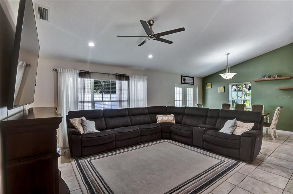 Activo con contrato: $389,000 (4 camas, 3 baños, 2102 Pies cuadrados)