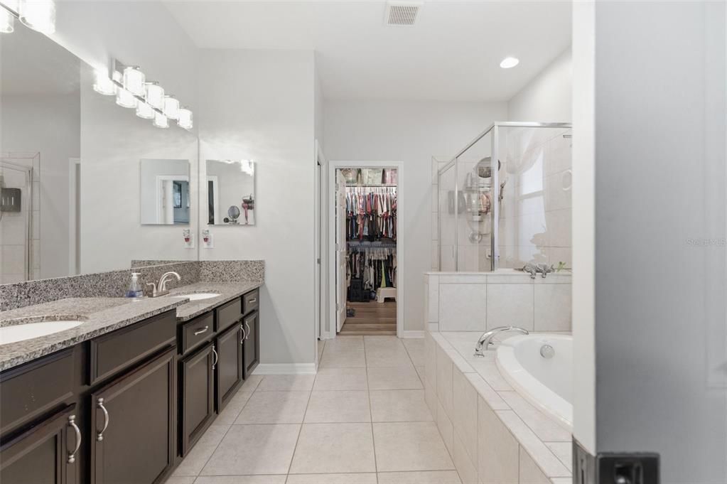 For Sale: $550,000 (4 beds, 3 baths, 2484 Square Feet)