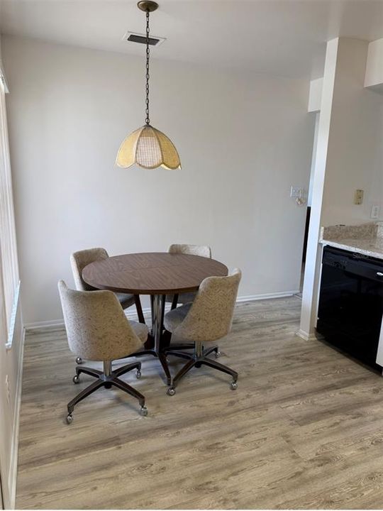 Activo con contrato: $379,000 (4 camas, 2 baños, 1376 Pies cuadrados)