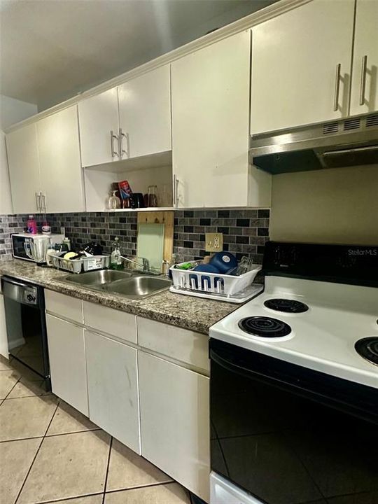 На продажу: $165,000 (3 спален, 2 ванн, 1405 Квадратных фут)