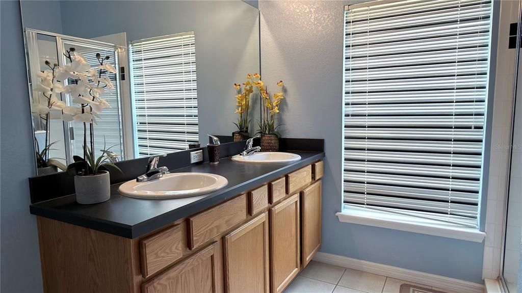 For Rent: $2,500 (5 beds, 3 baths, 2345 Square Feet)