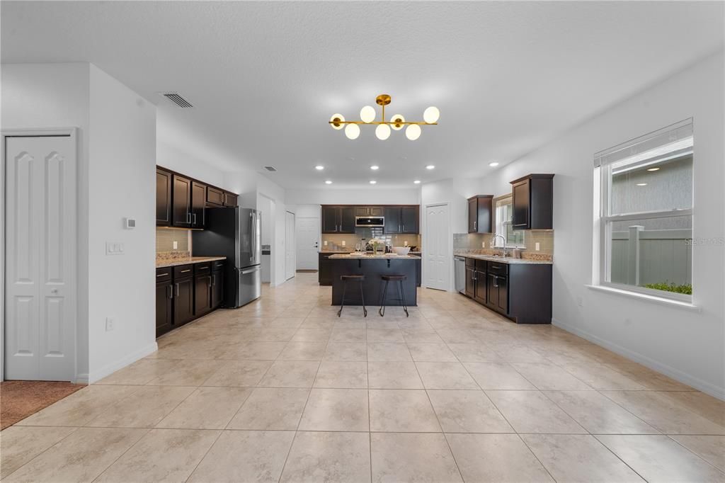 En Venta: $338,900 (4 camas, 2 baños, 1988 Pies cuadrados)