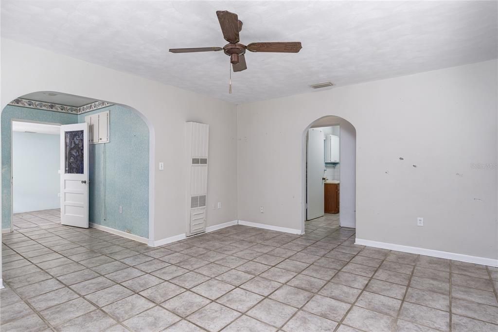 For Sale: $275,000 (3 beds, 2 baths, 1500 Square Feet)