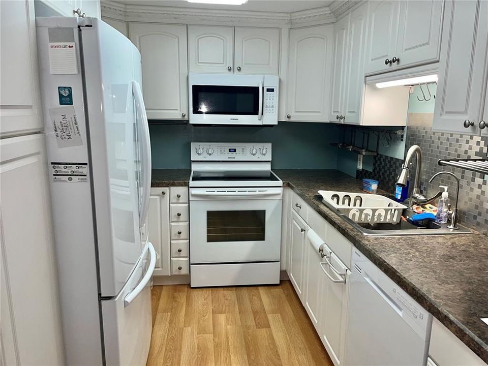 На продажу: $269,900 (2 спален, 2 ванн, 1072 Квадратных фут)