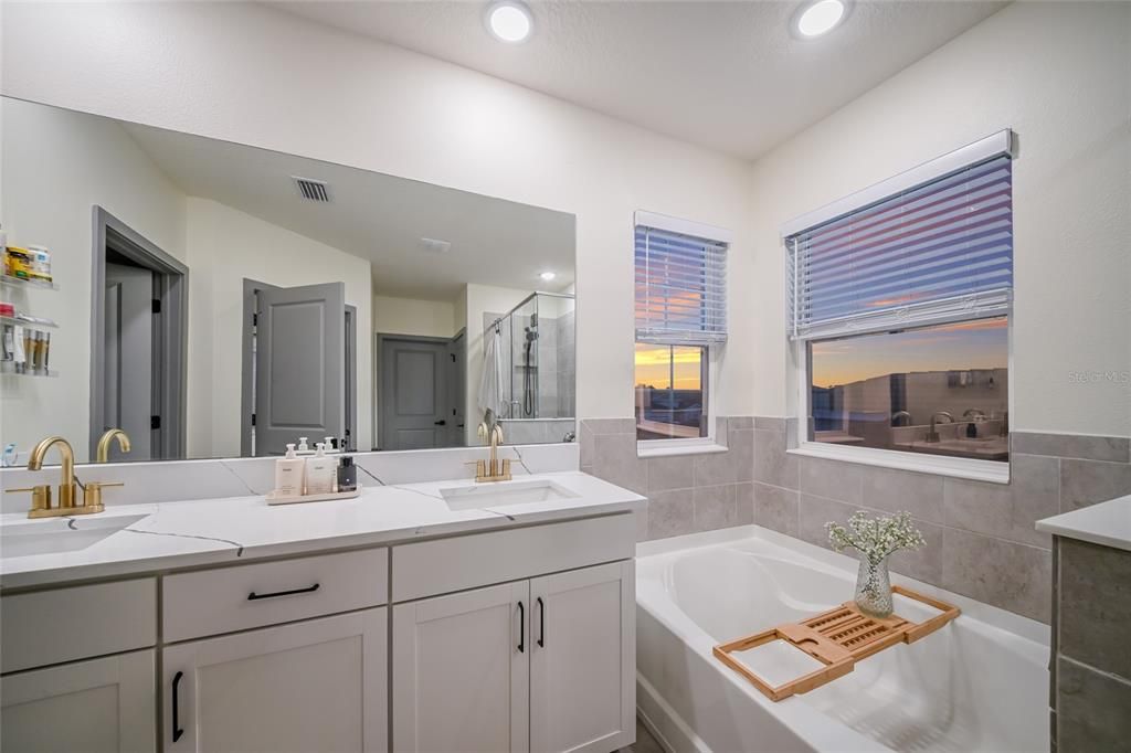 Activo con contrato: $924,900 (4 camas, 3 baños, 3278 Pies cuadrados)