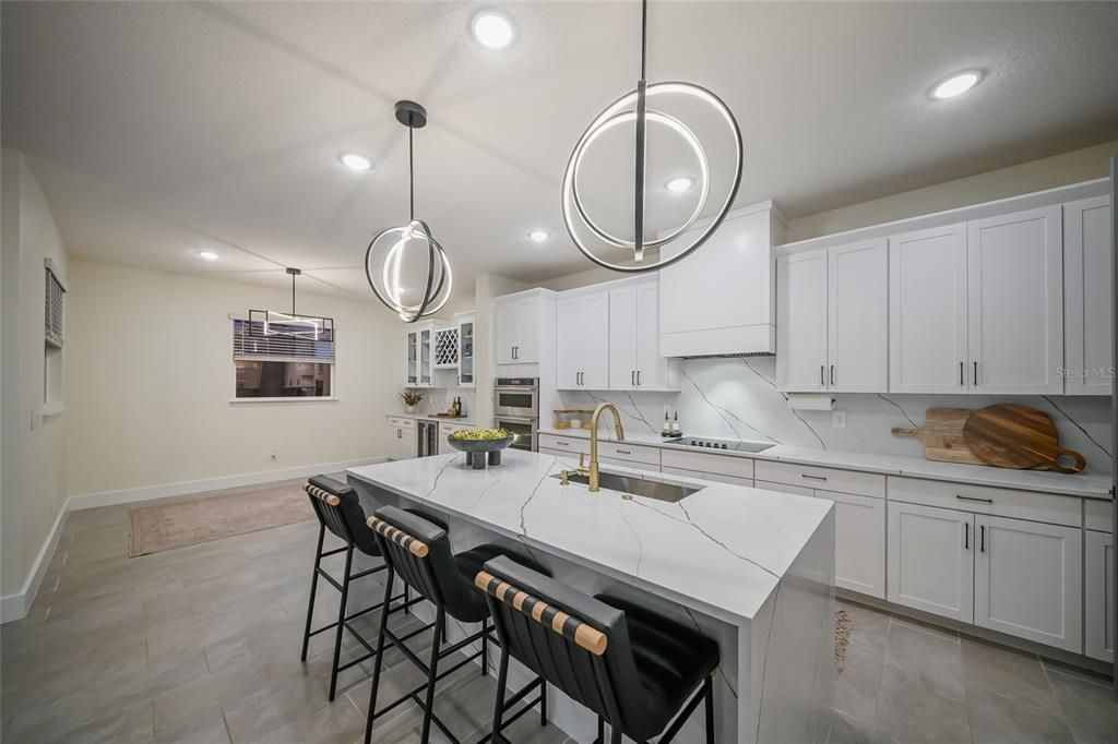 Activo con contrato: $924,900 (4 camas, 3 baños, 3278 Pies cuadrados)