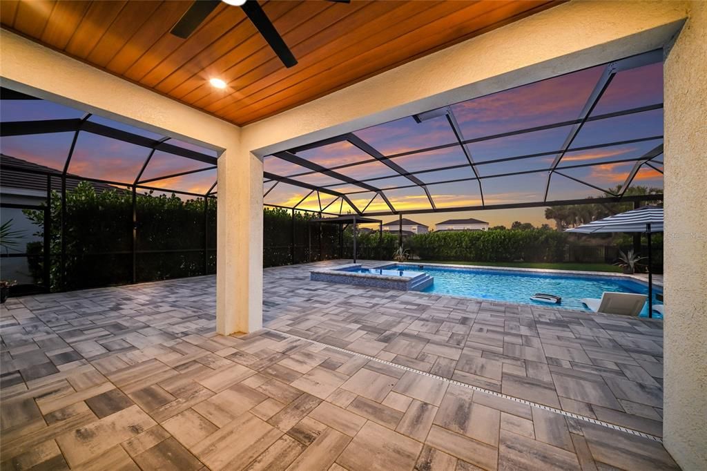 Activo con contrato: $924,900 (4 camas, 3 baños, 3278 Pies cuadrados)