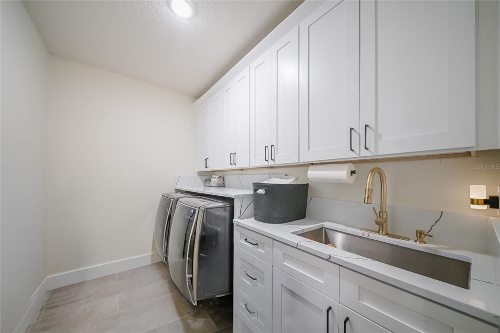 Activo con contrato: $924,900 (4 camas, 3 baños, 3278 Pies cuadrados)