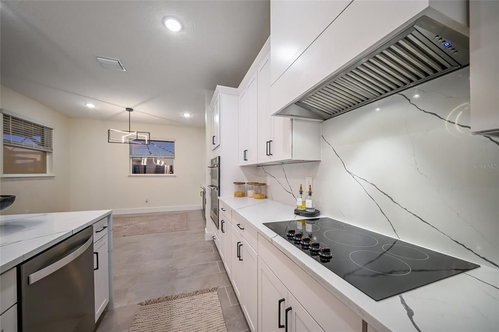 Activo con contrato: $924,900 (4 camas, 3 baños, 3278 Pies cuadrados)