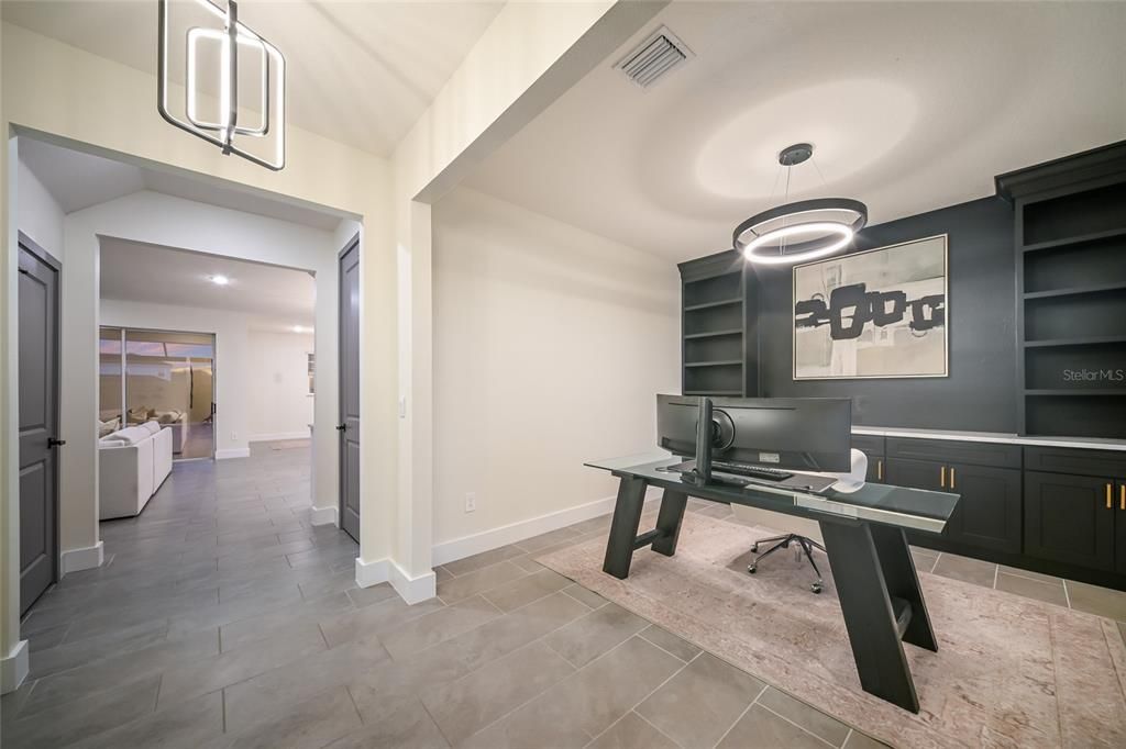 Activo con contrato: $924,900 (4 camas, 3 baños, 3278 Pies cuadrados)