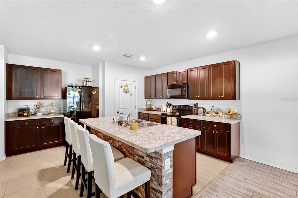 For Sale: $365,000 (4 beds, 2 baths, 2319 Square Feet)